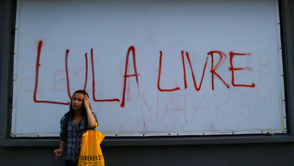 Un cartel con el apoyo a Luiz Inácio Lula da Silva, expresidente de Brasil - Sputnik Mundo