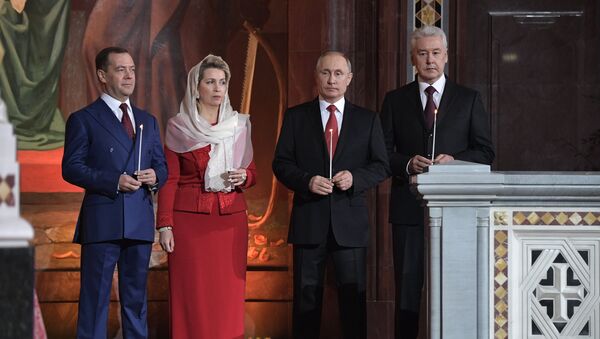 Dmitri Medvédev con su esposa Svetlana, Vladímir Putin y Serguéi Sobianin en el Templo de Cristo el Salvador de Moscú - Sputnik Mundo