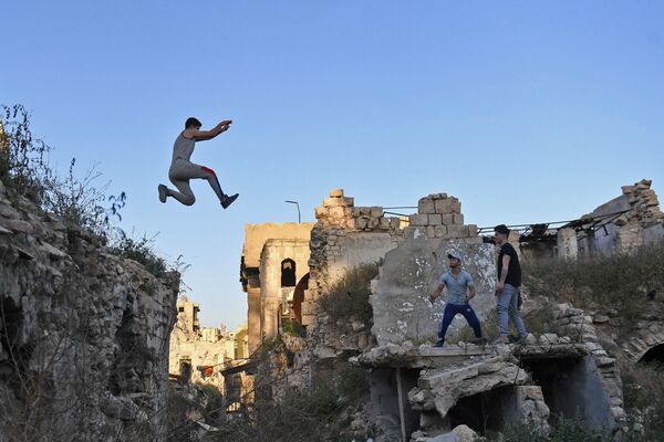 'Parkour' sobre las ruinas de Alepo - Sputnik Mundo