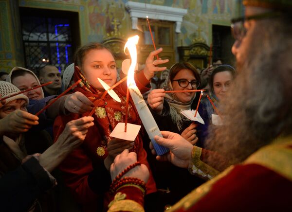 Pasteles de Pascua y huevos pintados: así se celebra en Rusia la Resurrección de Cristo - Sputnik Mundo