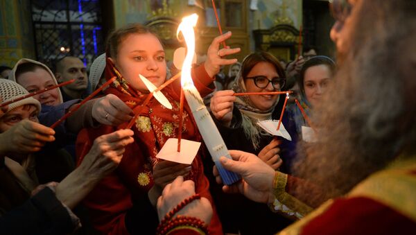 Pasteles de Pascua y huevos pintados: así se celebra en Rusia la Resurrección de Cristo - Sputnik Mundo