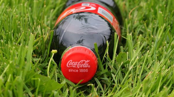 Una botela de Coca-Cola - Sputnik Mundo