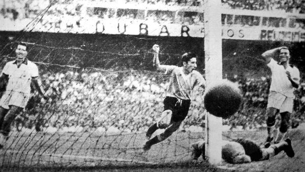 Alcides Ghiggia, jugador uruguayo, anota un gol contra Brasil durante la final del Mundial de Brasil de 1950 - Sputnik Mundo