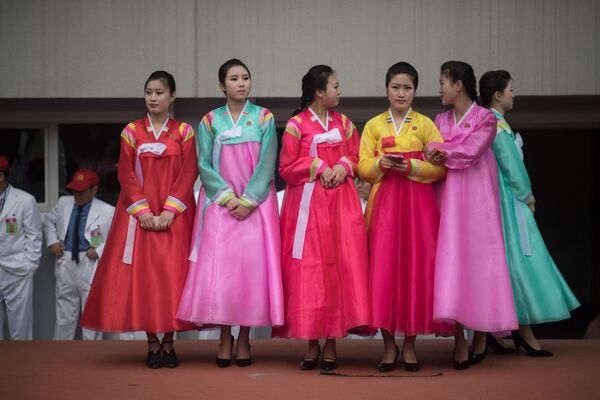 Iluminados por el espíritu de la revolución: los felices rostros de Corea del Norte - Sputnik Mundo