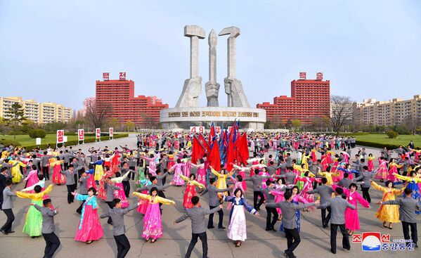 Iluminados por el espíritu de la revolución: los felices rostros de Corea del Norte - Sputnik Mundo