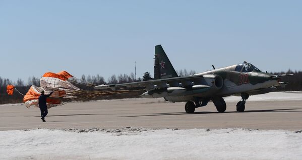 Los Su-57, en todo su esplendor: las Fuerzas Aéreas de Rusia ensayan el desfile del Día de la Victoria - Sputnik Mundo