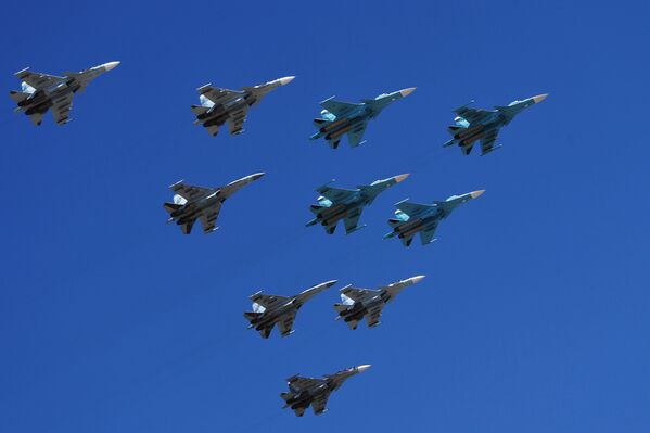 Los Su-57, en todo su esplendor: las Fuerzas Aéreas de Rusia ensayan el desfile del Día de la Victoria - Sputnik Mundo