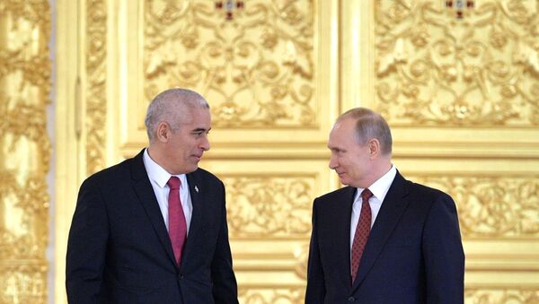 El presidente de Rusia, Vladímir Putin con el embajador de Cuba en Moscú Gerardo Peñalver Portal - Sputnik Mundo