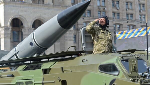Un soldado sobre un sistema de misiles durante la celebracion del Día de Independencia en Kiev - Sputnik Mundo