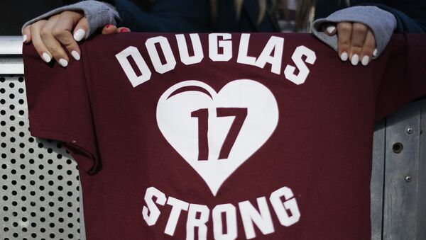 Una camisa que se refiere a los 17 estudiantes asesinados en el tiroteo del 14 de febrero en el colegio Marjory Stoneman Douglas en Parkland, EEUU - Sputnik Mundo