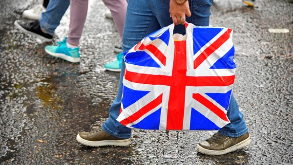 Una bolsa con la bandera del Reino Unido - Sputnik Mundo