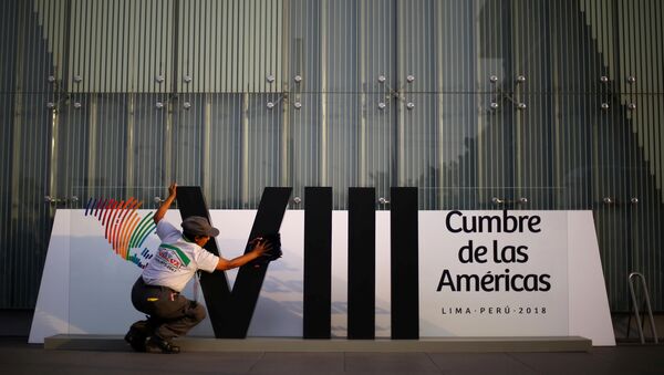 Una mujer limpia un cartel en la previa de la VIII Cumbre de las Américas en Lima, Perú - Sputnik Mundo