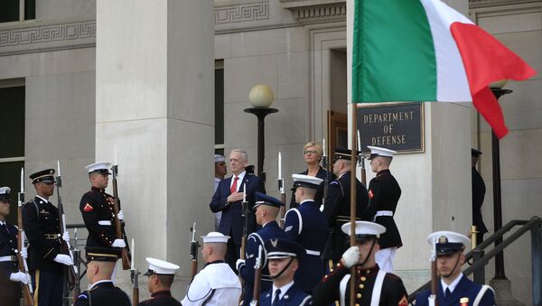 Jim Mattis, secretario de Defensa de EEUU, y Roberta Pinotti, ministra de defensa de Italia (archivo) - Sputnik Mundo