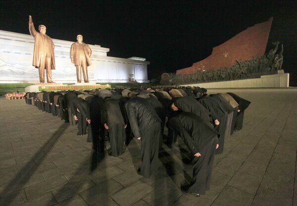 A finales de 1940, los japoneses lograron derrotar a la mayoría de guerrillas de Manchuria. Kim Il-Sung y los restos de su destacamento se abrieron paso hasta la frontera de la URSS, donde se le reclutó para servir en el Ejército Rojo. Se convirtió entonces en el líder del Partido de Los Trabajadores de la Corea comunista y, en septiembre de 1948, después de constituirse la República Democrática Popular de Corea, asumió el cargo de primer ministro. En la foto, unos norcoreanos junto al monumento a los líderes de Corea del Norte, Kim Il-Sung y Kim Jong-il en Pyongyang. - Sputnik Mundo