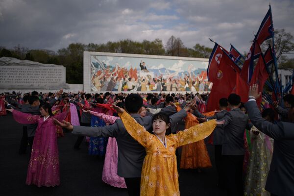 En 1972, fue abolido el cargo de presidente del gabinete de ministros de Corea del Norte. Fue entonces cuando Kim Il-sung asumió el cargo de presidente del Estado. En la foto, bailes para celebrar el Día del Sol en Pyongyang. - Sputnik Mundo