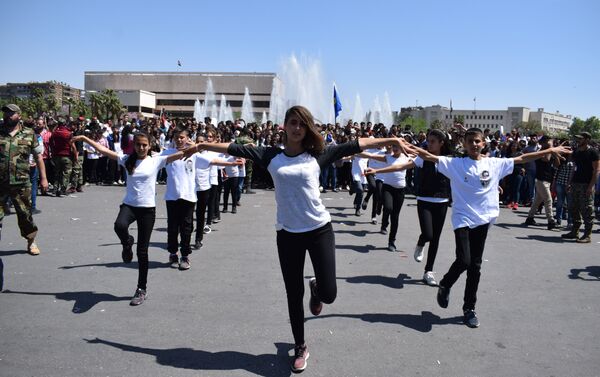 Manifestación de jóvenes sirios con motivo del Día de la Evacuación - Sputnik Mundo