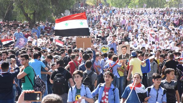 Manifestación de jóvenes sirios con motivo del Día de la Evacuación - Sputnik Mundo
