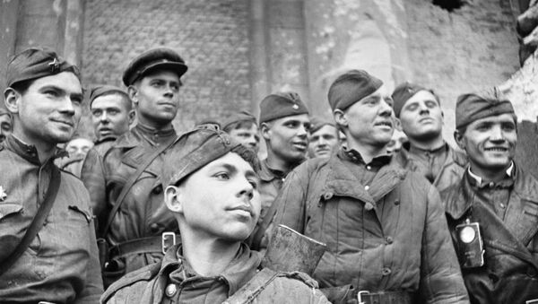 Soldados soviéticos en Berlín, abril de 1945 - Sputnik Mundo