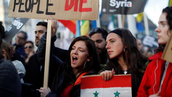 Manifestaciones en Londres en protesta a los bombardeos contra Siria - Sputnik Mundo