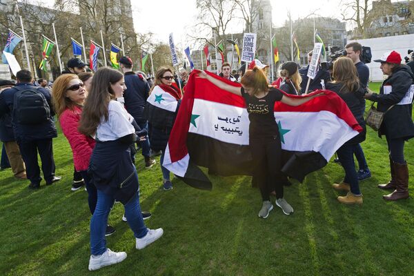 Manifestaciones en Londres en protesta a los bombardeos contra Siria - Sputnik Mundo