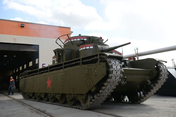 Los solemnes mamuts de Stalin,  un legendario tanque soviético recreado en los Urales - Sputnik Mundo