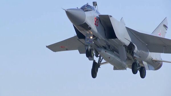 Un MiG-31 de las Fuerzas Aeroespaciales de Rusia realiza un lanzamiento de prueba del misil hiersónico Kinzhal - Sputnik Mundo