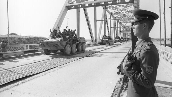 La primera columna de tropas soviéticas cruza la frontera soviético-afgana al volver a casa - Sputnik Mundo