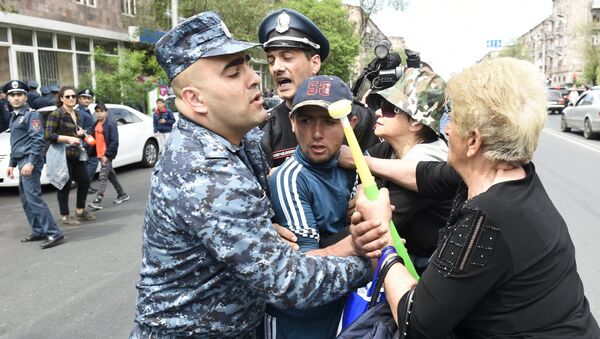 Enfrentamientos entre la Policía y los manifestantes durante las protestas en Ereván, Armenia - Sputnik Mundo
