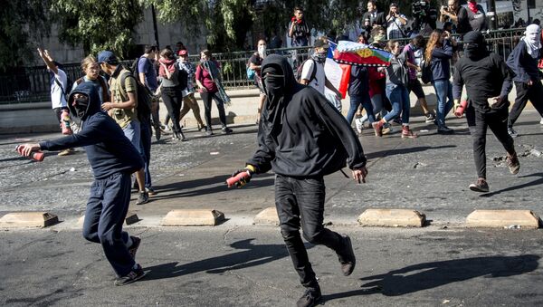 Enfrentamientos entre los manifestantes y la policía durante la marcha de estudiantes en Santiago, Chile - Sputnik Mundo