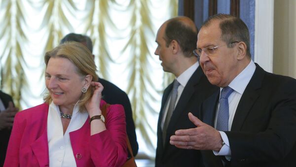 La ministra de exteriores de Austria, Karin Kneissl, y su homólogo ruso, Serguçei Lavrov - Sputnik Mundo