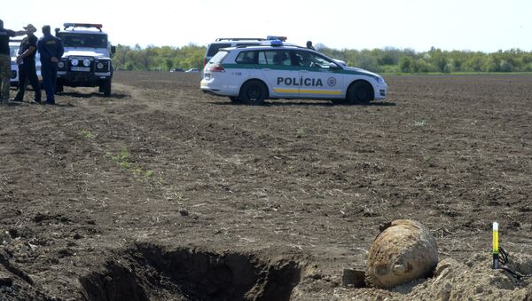 La policía eslovaca en el lugar donde fueron encontradas las bombas de la II Guerra Mundial - Sputnik Mundo