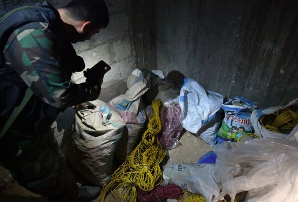El laboratorio clandestino de los grupos combatientes que producían sustancias tóxicas y explosivos en el sótano de una de las casas en Duma. - Sputnik Mundo