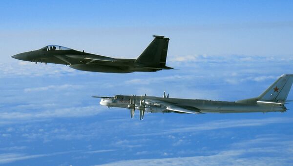 El F-15 de la Fuerza Aérea de EEUU intercepta un Tu-95 ruso cerca de Alaska en 2006 - Sputnik Mundo