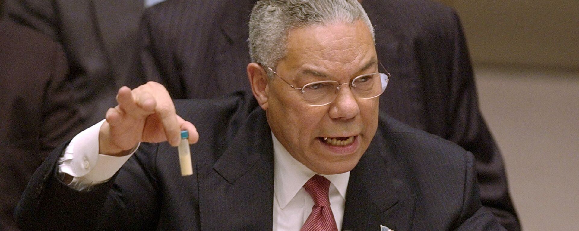 Colin Powell, secretario de Estado de EEUU entre 2001 y 2005, presenta ante la ONU una falsa muestra de ántrax como prueba del desarrollo de un programa de armas de destrucción masiva en Irak, 5 de febrero de 2003 - Sputnik Mundo, 1920, 07.04.2024