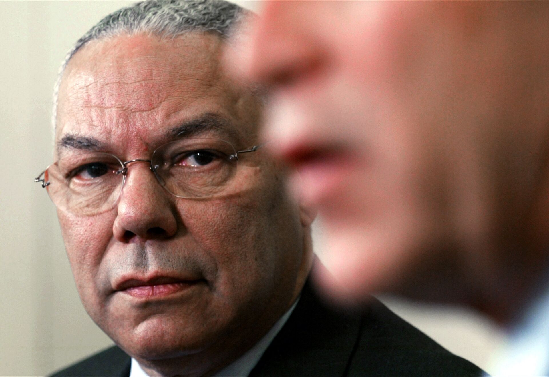 Colin Powell (izda), secretario de Estado de EEUU entre 2001 y 2005, escucha al entonces presidente de EEUU, George Bush, 10 de enero de 2005 - Sputnik Mundo, 1920, 07.04.2024