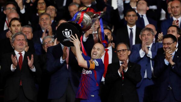 Andrés Iniesta, jugador del FC Barcelona, levantando la Copa del Rey - Sputnik Mundo
