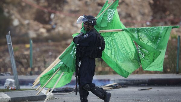 Un militar israelí con las banderas de Hamás (archivo) - Sputnik Mundo