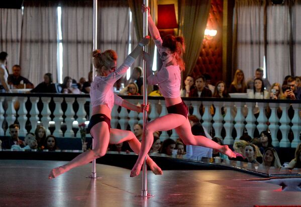 Baile en la barra: una mezcla de acrobacia, gimnasia y teatro - Sputnik Mundo