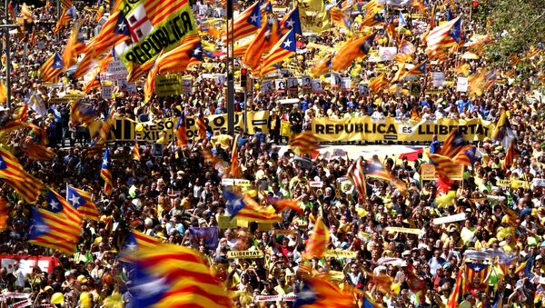 La gente protesta con las banderas separatistas de Cataluña en Barcelona - Sputnik Mundo