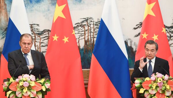 Ministro de Asuntos Exteriores de Rusia, Serguéi Lavrov, y su homólogo chino, Wang Yi - Sputnik Mundo