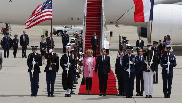 Presidente francés Emmanuel Macron llega a EEUU - Sputnik Mundo