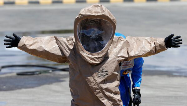 Un hombre en un traje de protección química (imagen referencial) - Sputnik Mundo