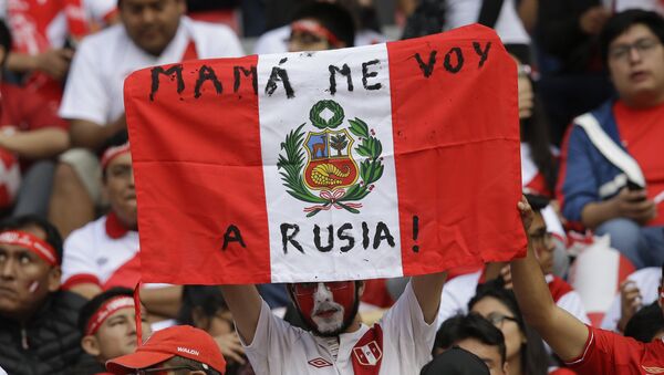 Un hincha peruano sostiene una bandera con la inscripción: Mamá me voy a Rusia - Sputnik Mundo