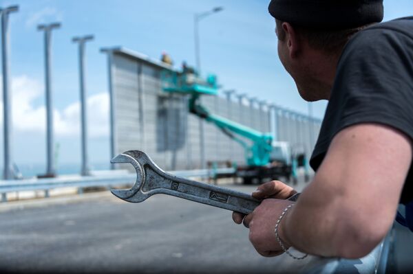 La construcción del acceso automovilístico al puente de Crimea - Sputnik Mundo