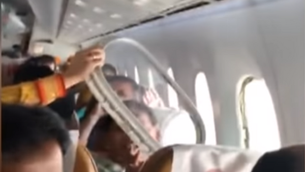 La ventanilla del avión se desmorona en pleno vuelo - Sputnik Mundo