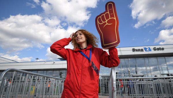 Una voluntaria durante el partido de prueba en el estadio de Volgogrado - Sputnik Mundo