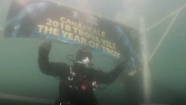 El buzo turco Cem Karabay rompió el récord mundial de buceo más largo en mar abierto en aguas frías - Sputnik Mundo
