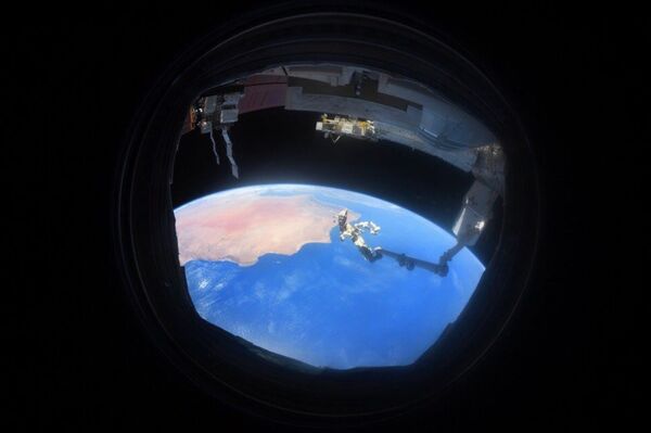 La Tierra, vista desde la ventana de la Estación Espacial Internacional - Sputnik Mundo