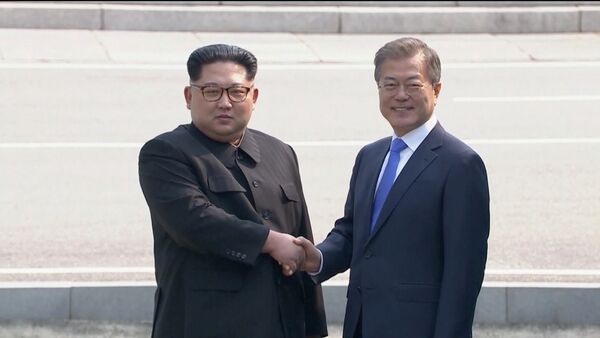 El líder de Corea del Norte, Kim Jong-un, y el presidente de Corea del Sur, Moon Jae-in - Sputnik Mundo