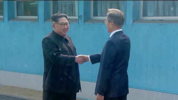 El líder de Corea del Norte, Kim Jong-un, y el presidente de Corea del Sur, Moon Jae-in - Sputnik Mundo